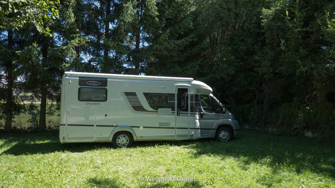 Der Doublefun-Camper im Schatten der grossen Bäume